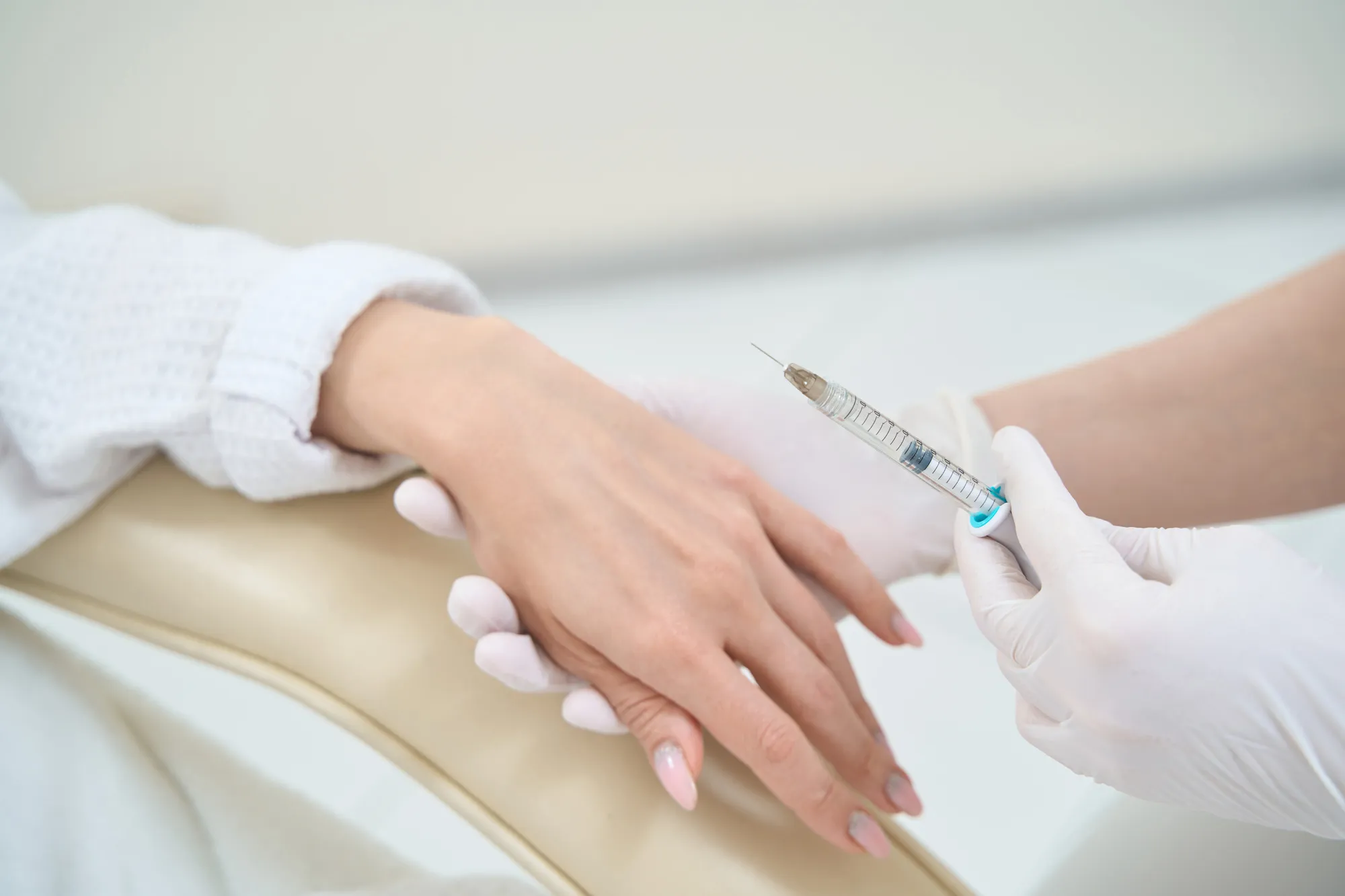 Инъекции гиалуроновой кислоты для увлажнения и омоложения кожи рук