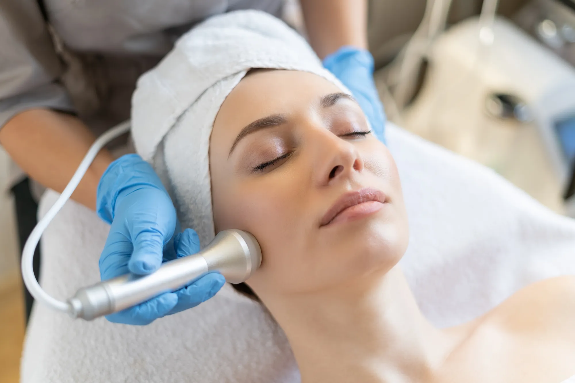 Микротоковая терапия для лица: лифтинг и совершенствование текстуры кожи
