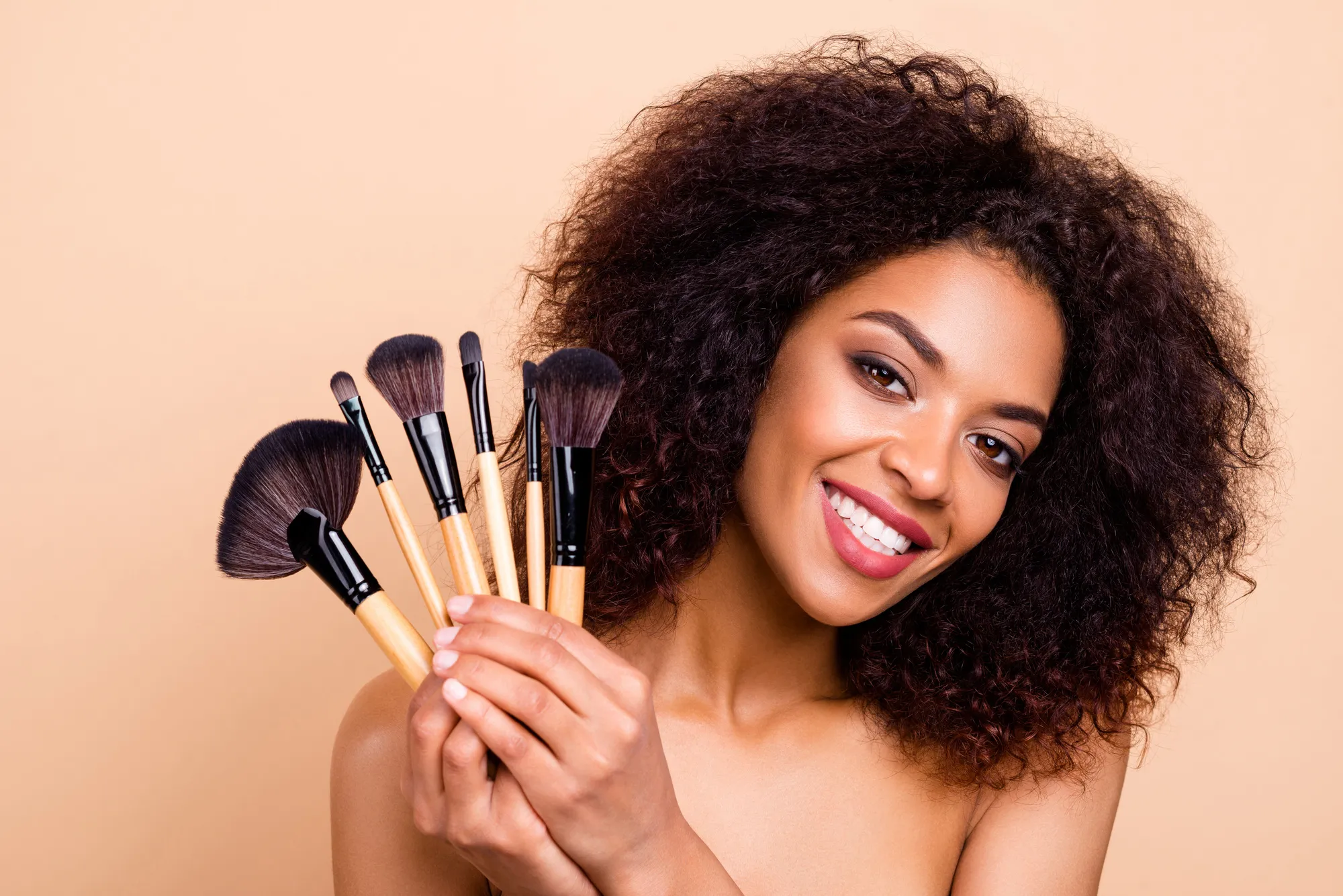Инструменты и кисти для макияжа: как правильно использовать и ухаживать за ними