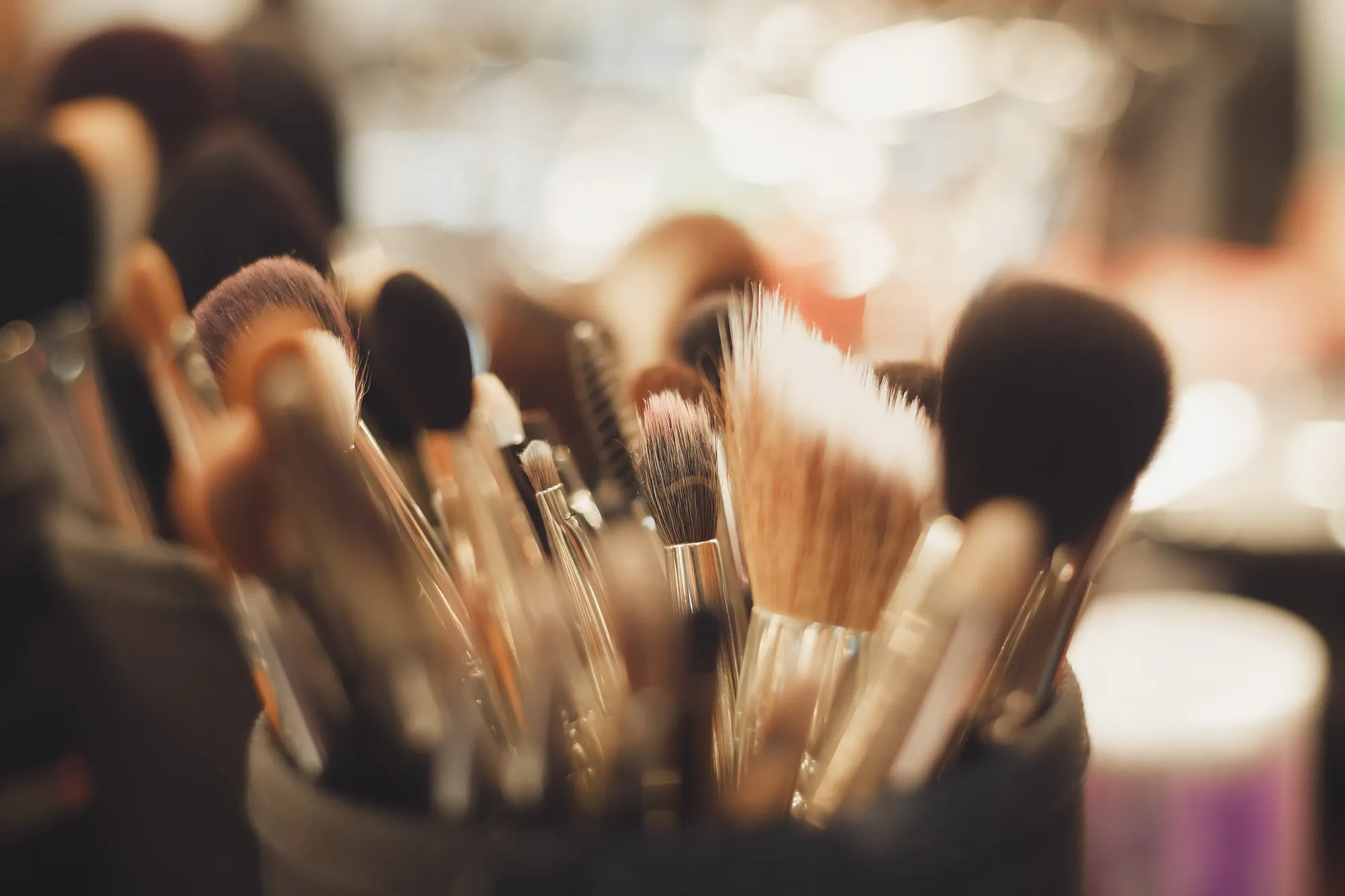 Увеличиваем прибыль в салоне красоты: эффективные стратегии продаж профессиональных инструментов для расширения бизнеса