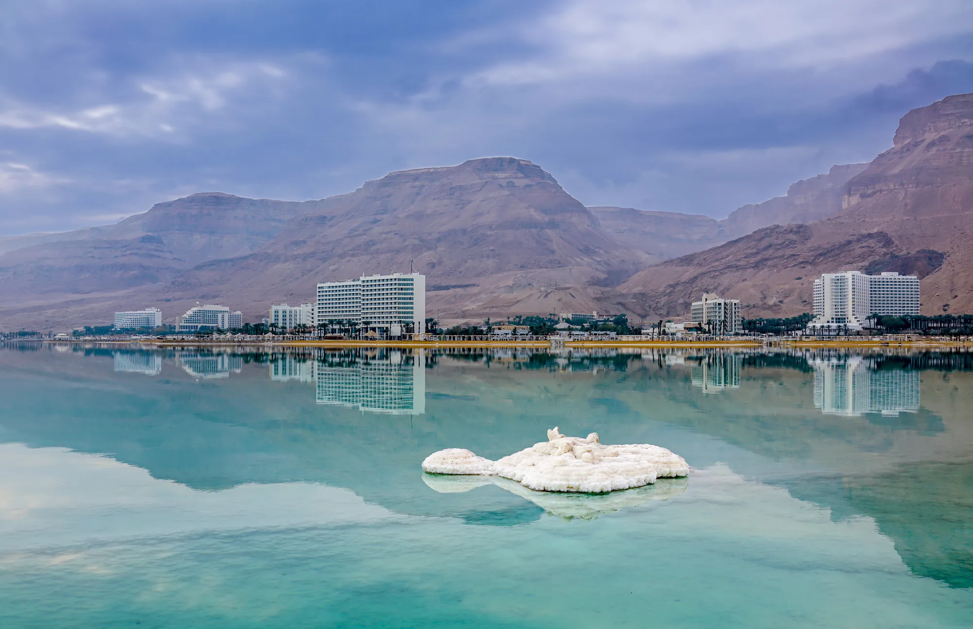 Уникальность Мертвого моря: какие минералы содержатся в его воде и почему они полезны для кожи