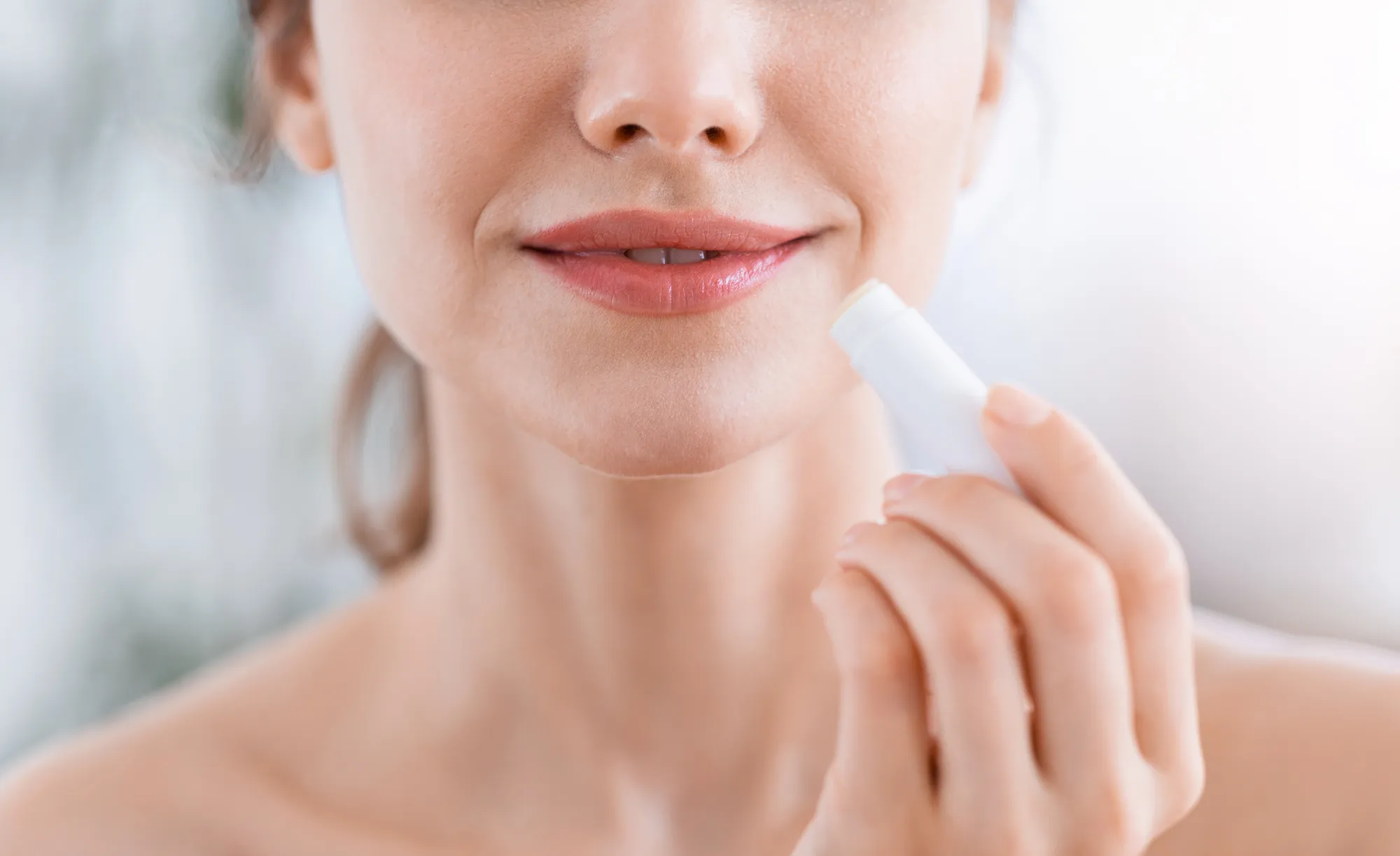 Идеальный цвет губ: Эффективные средства для ухода перед нанесением помады