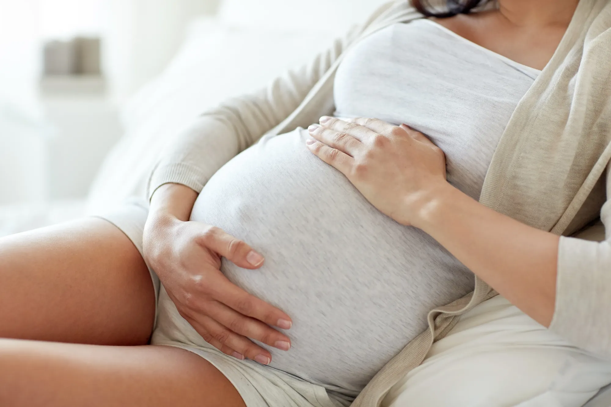 Зимний уход за кожей в период беременности: поддержание эластичности и борьба со стриями